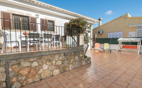 Dofins Bahia Azul: Möbel, Schlafzimmer, Bett, Fussboden, Bedding, Wohnung, Interior Design, Flooring, Bettdecke, Bettrahmen