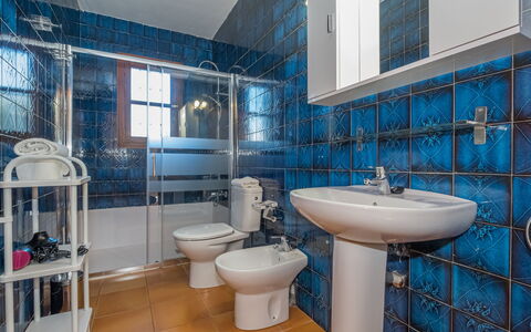 Dofins Bahia Azul: Möbel, Schlafzimmer, Bett, Fussboden, Bedding, Wohnung, Interior Design, Flooring, Bettdecke, Bettrahmen