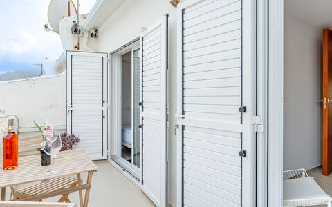 Sea Breeze House: Möbel, Schlafzimmer, Bett, Fussboden, Bedding, Wohnung, Interior Design, Flooring, Bettdecke, Bettrahmen