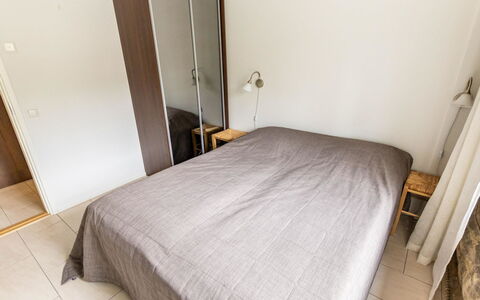 Maahisenrinne 1 a 1: Möbel, Schlafzimmer, Bett, Fussboden, Bedding, Wohnung, Interior Design, Flooring, Bettdecke, Bettrahmen