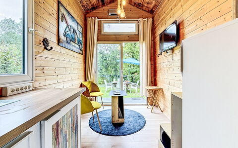 Tiny House: Möbel, Schlafzimmer, Bett, Fussboden, Bedding, Wohnung, Interior Design, Flooring, Bettdecke, Bettrahmen