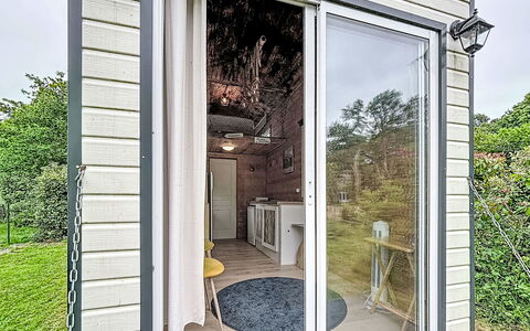 Tiny House: Möbel, Schlafzimmer, Bett, Fussboden, Bedding, Wohnung, Interior Design, Flooring, Bettdecke, Bettrahmen