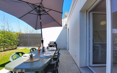 Les Bergeronettes: Möbel, Schlafzimmer, Bett, Fussboden, Bedding, Wohnung, Interior Design, Flooring, Bettdecke, Bettrahmen