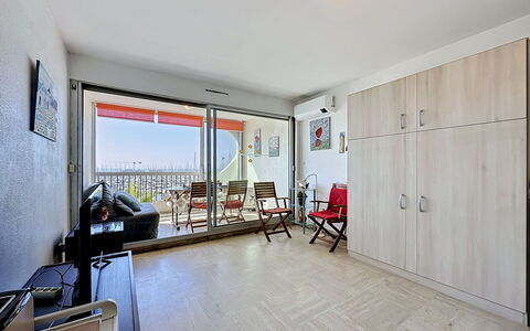Eden: Möbel, Schlafzimmer, Bett, Fussboden, Bedding, Wohnung, Interior Design, Flooring, Bettdecke, Bettrahmen