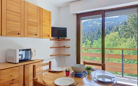 Turquoise: Möbel, Schlafzimmer, Bett, Fussboden, Bedding, Wohnung, Interior Design, Flooring, Bettdecke, Bettrahmen