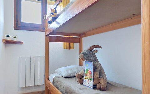 Turquoise: Möbel, Schlafzimmer, Bett, Fussboden, Bedding, Wohnung, Interior Design, Flooring, Bettdecke, Bettrahmen