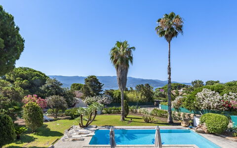 Bleu Isolella: Blau, Baum, Schwimmbad, Resort, Garten, Landscaping, Freizeit, Schatten, Tropen, Eco Hotel