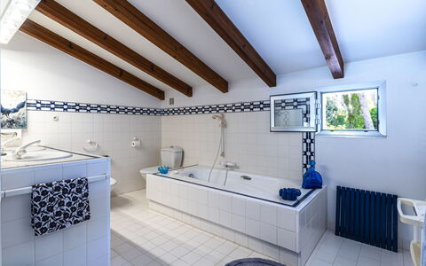 Bleu Isolella: Armatur, Flooring, Interior Design, Badewanne, Fussboden, Decke, Zapfhahn, Installation, Badezimmer, Fliese