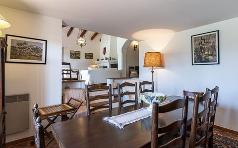 Bleu Isolella: Möbel, Wand, Flooring, Decke, Interior Design, Küche & Esszimmer Tisch, Tabelle, Stuhl, Fussboden, Esszimmer