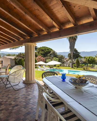 Bleu Isolella: Resort, Schwimmbad, Möbel, Zuhause, Eco Hotel, Schatten, Stuhl, Estate, Garten, Villa