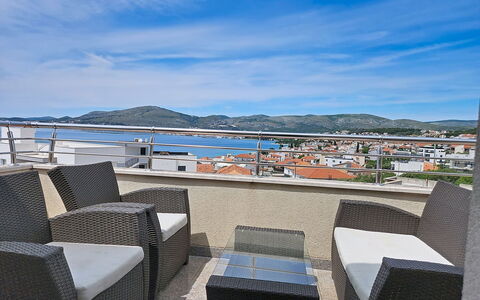 Trogir Okrug Gornji 259: Gras, Haus, Ländliches Gebiet, Hütte, Dach, Zuhause, Landschaft, Einfach, Grundstueck