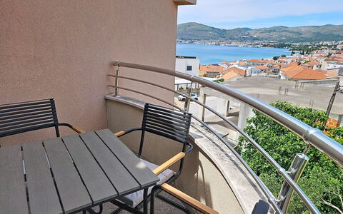 Trogir Okrug Gornji 259: Gras, Haus, Ländliches Gebiet, Hütte, Dach, Zuhause, Landschaft, Einfach, Grundstueck