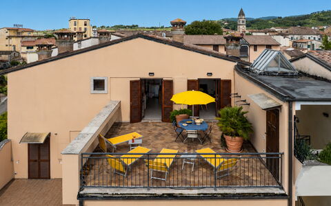 Terrazza sulla Luna, Casciana Terme: Wand, Wohnung, Möbel, Balkon, Blumentopf, Zimmerpflanze, Stuhl, Gartenmöbel, Hotel, Daylighting