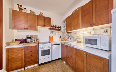 Černý: Küche, Cabinetry, Küchengerät, Major Appliance, Countertop, Holz, Flooring, Interior Design, Möbel, Schrank