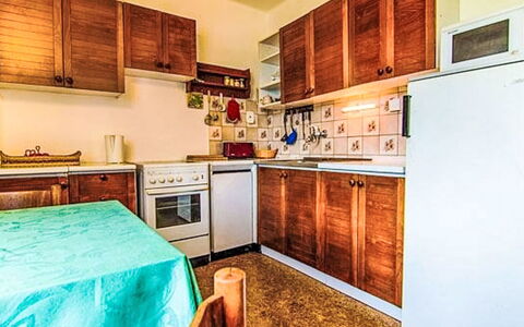 Černý: Holz, Küche, Major Appliance, Flooring, Interior Design, Cabinetry, Countertop, Zimmer, Fussboden, Küchengerät