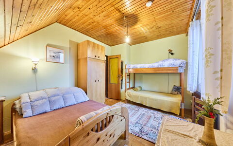 Černý: Bett, Schlafzimmer, Holz, Interior Design, Decke, Bettdecke, Bedding, Fussboden, Möbel, Bettrahmen