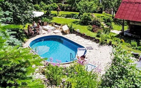 Černý: Schwimmbad, Strauch, Resort, Garten, Hütte, Regenschirm, Hinterhof, Gartenmöbel, Landscaping, Garten