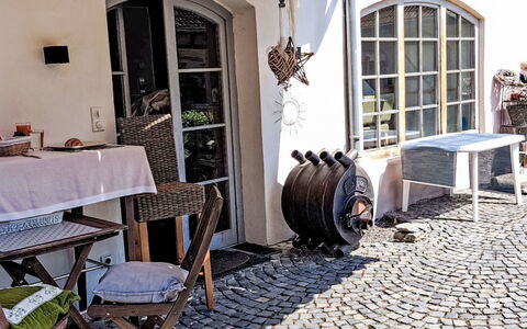 Alte Scheune: Möbel, Gartenmöbel, Stuhl, Tür, Eisen, Blumentopf, Tisch Im Freien, Zimmerpflanze, Wicker, Kaffetisch