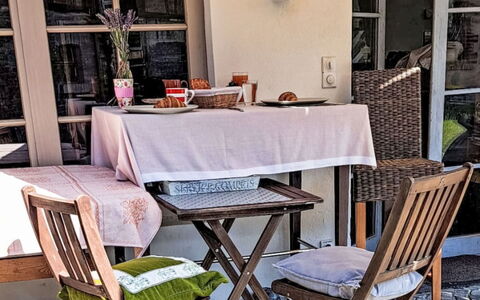Alte Scheune: Möbel, Stuhl, Gartenmöbel, Tabelle, Tisch Im Freien, Interior Design, Wicker, Blumentopf, Kaffetisch, Küche & Esszimmer Tisch