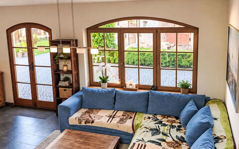 Idstein 100: Möbel, Interior Design, Couch, Flooring, Holz, Fussboden, Wohnzimmer, Tabelle, Zimmer, Beleuchtung