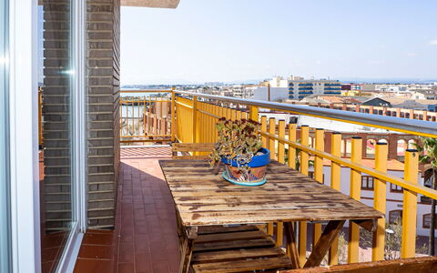 Puerto: Holz, Die Architektur, Wohnung, Balkon, Wohngebiet, Verbundwerkstoff, Holzbeize, Geländer, Hartholz, Eigentumswohnung