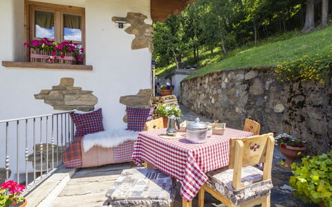 Chalet Ralon: Möbel, Stuhl, Gartenmöbel, Hütte, Blumentopf, Zimmerpflanze, Tisch Im Freien, Garten, Küche & Esszimmer Tisch, Terrasse