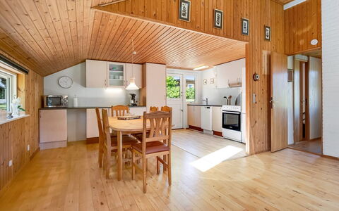 Godwin - 800M from the Sea: Flooring, Holz, Decke, Fussboden, Interior Design, Holzboden, Zimmer, Möbel, Hartholz, Küche