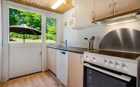 Godwin - 800M from the Sea: Holz, Flooring, Interior Design, Küche, Decke, Fussboden, Countertop, Zimmer, Möbel, Major Appliance