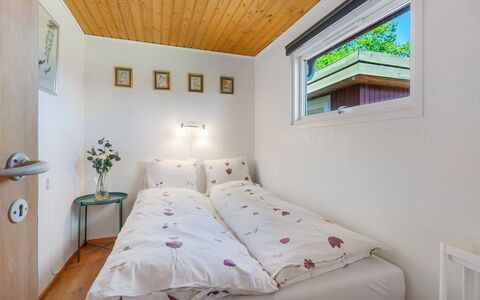 Godwin - 800M from the Sea: Wand, Holz, Interior Design, Flooring, Schlafzimmer, Fussboden, Decke, Bett, Möbel, Zuhause