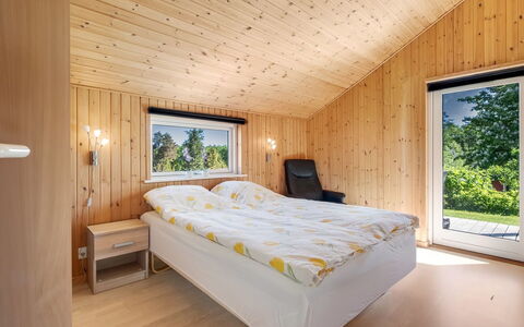Godwin - 800M from the Sea: Holz, Decke, Interior Design, Zuhause, Schlafzimmer, Hartholz, Hütte, Zimmer, Bett, Holzbeize