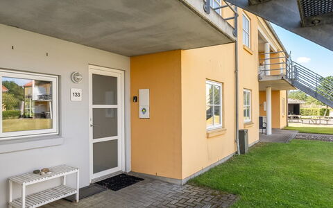 Enwald - 100M from the Sea: Zuhause, Wohnung, Estate, Balkon, Auffahrt, Garten