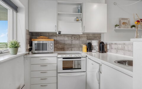 Enwald - 100M from the Sea: Küchengerät, Küche, Countertop, Major Appliance, Cabinetry, Haushaltsgerät, Interior Design, Flooring, Decke, Möbel
