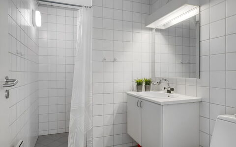 Enwald - 100M from the Sea: Wand, Flooring, Fussboden, Interior Design, Armatur, Decke, Installation, Sinken, Badezimmer, Verbundwerkstoff