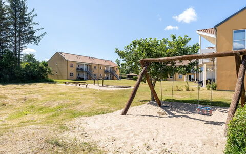 Enwald - 100M from the Sea: Himmel, Rasen, Estate, Schatten, Garten, Hinterhof, Park, Bauernhaus