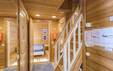 Veramukka B1: Holz, Flooring, Fussboden, Decke, Interior Design, Zimmer, Holzbeize, Zuhause, Hartholz, Tür