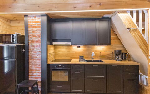 Veramukka B1: Holz, Küche, Flooring, Interior Design, Fussboden, Möbel, Countertop, Küchengerät, Cabinetry, Zimmer