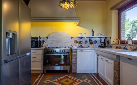 Villa Santa Barbara: Interior Design, Küche, Flooring, Wand, Möbel, Countertop, Holz, Decke, Küchengerät, Fussboden