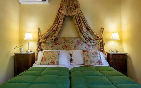 Villa Santa Barbara: Möbel, Interior Design, Bett, Schlafzimmer, Bedding, Bettdecke, Linens, Holz, Gelb, Zimmer