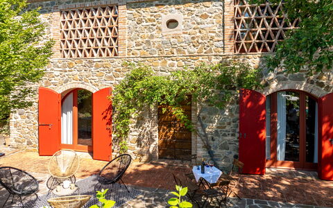 Villa Santa Barbara: Strauch, Tür, Garten, Hütte, Backstein, Mauerwerk, Bauernhaus, Estate, Garten, Landscaping