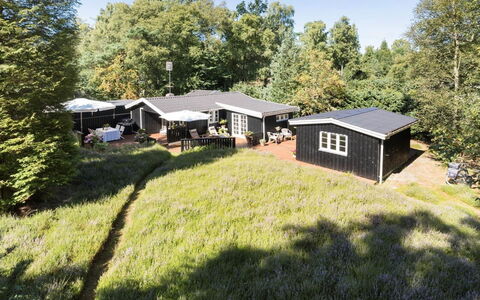 Ami - 850M from the Sea: Baum, Gras, Haus, Zuhause, Dach, Hütte, Wohngebiet, Strauch, Grundstueck