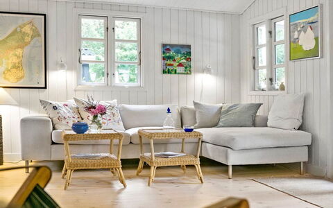 Ami - 850M from the Sea: Möbel, Couch, Interior Design, Flooring, Kissen, Wohnzimmer, Fussboden, Dekokissen, Textil, Kissen