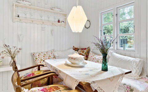 Ami - 850M from the Sea: Möbel, Interior Design, Wand, Flooring, Holz, Light Fixture, Decke, Fussboden, Zimmer, Beleuchtung