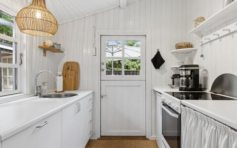 Ami - 850M from the Sea: Decke, Interior Design, Küche, Countertop, Cabinetry, Light Fixture, Haushaltsgerät, Zimmerpflanze, Zapfhahn, Armatur