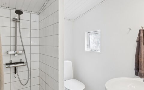 Ami - 850M from the Sea: Wand, Holz, Armatur, Flooring, Fussboden, Badezimmer, Installation, Toilette, Verbundwerkstoff, Decke