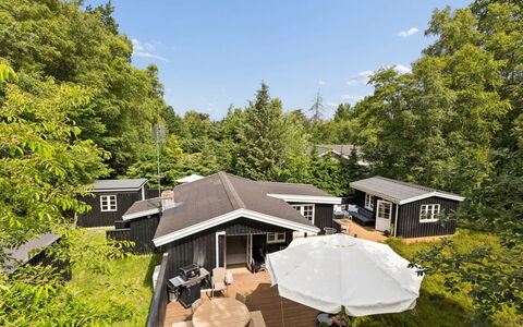 Ami - 850M from the Sea: Zuhause, Haus, Dach, Wohngebiet, Hütte, Estate, Abstellgleis, Garten, Landscaping, Garten