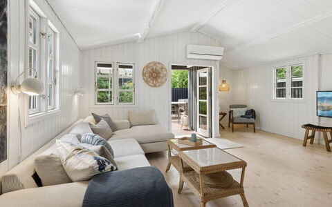 Ami - 850M from the Sea: Holz, Couch, Zuhause, Wohnzimmer, Flooring, Interior Design, Fussboden, Decke, Tür