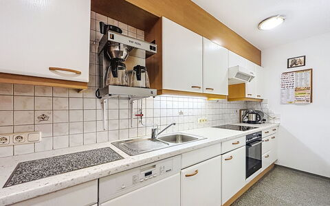 Wiesenhof: Küche, Küchengerät, Major Appliance, Countertop, Spüle, Cabinetry, Herd, Interior Design, Flooring, Wohnung