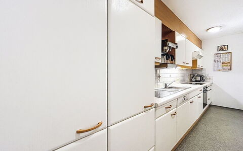 Wiesenhof: Küche, Küchengerät, Flooring, Major Appliance, Holz, Cabinetry, Countertop, Interior Design, Fussboden, Decke