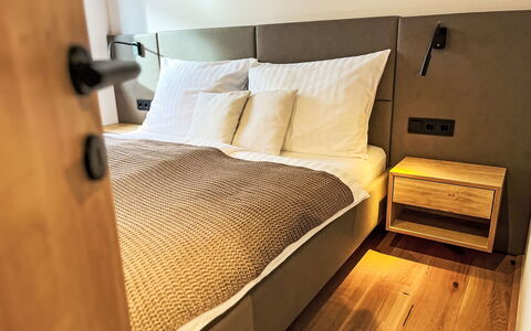 Apartment Places2Be: Bett, Interior Design, Flooring, Schlafzimmer, Möbel, Fussboden, Holz, Bedding, Bettdecke, Linens