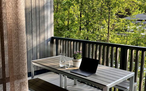 Apartment Places2Be: Möbel, Holz, Tabelle, Gartenmöbel, Stuhl, Tisch Im Freien, Veranda, Küche & Esszimmer Tisch, Schatten, Hartholz
